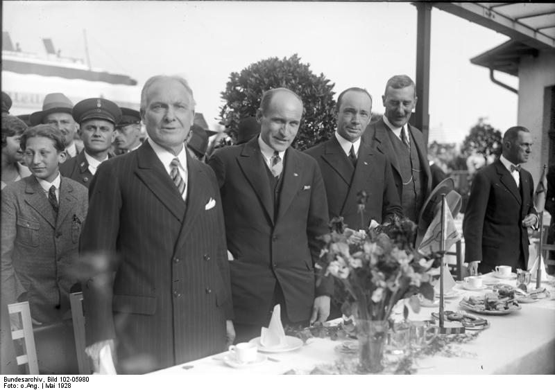 Eielson (2nd from left at table) and Wilkins (3rd from left) after their Arctic flight