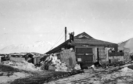 Winter hut, Cape Royds (Alexander Turnbull Library, NZ)